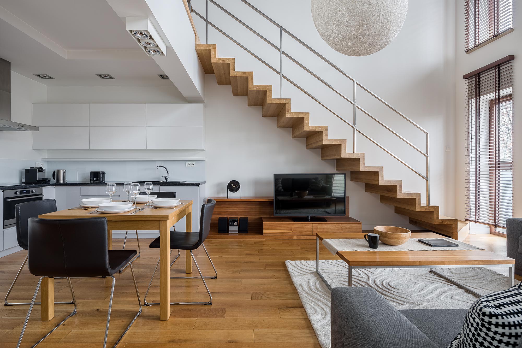 Two-floor apartment with wooden elements Moderner Wohn- und Essbereich
