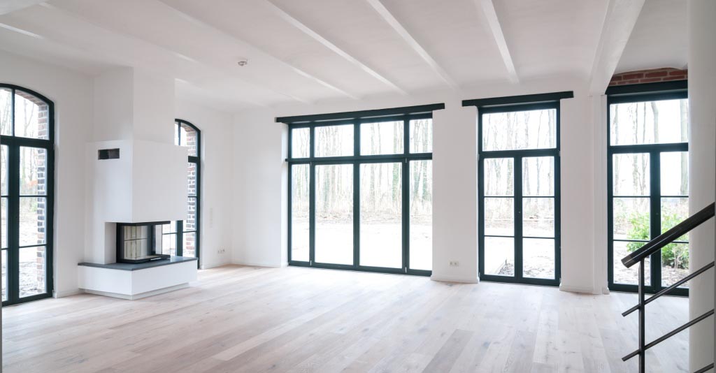 Beispiele Architektur Stephan Otto 1 Heller Wohnraum mit dunklen Fenstern